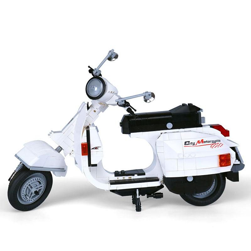 Dream Car: The Vespa P200 Moto Brick Set